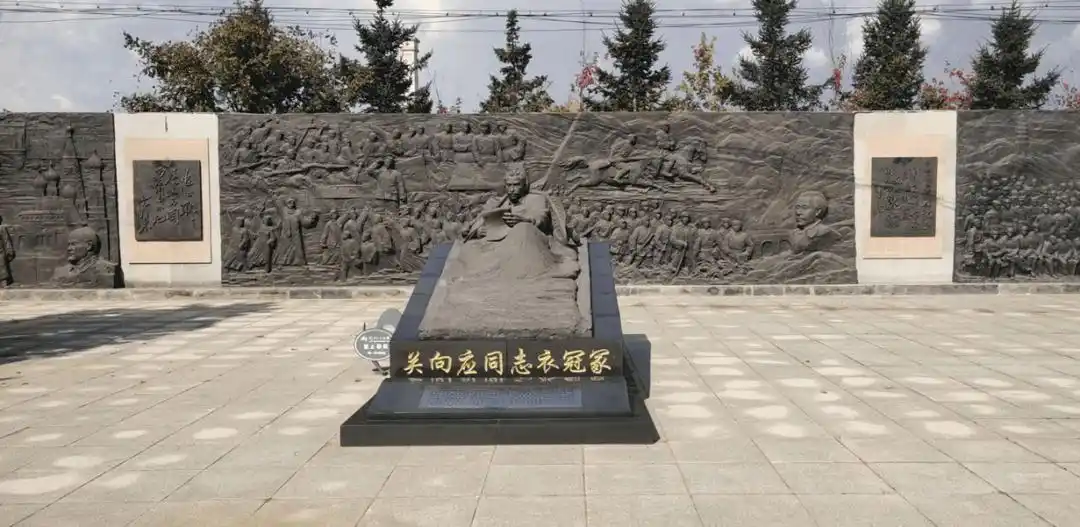 秋日的关向应纪念馆