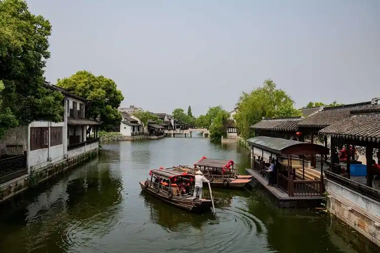 江南水乡古镇小桥多,水乡人家尽枕河.小桥流水人家.