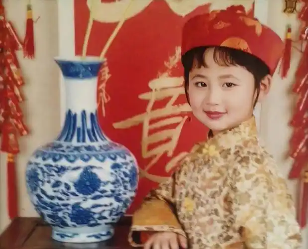 杨紫〗童年旧照片,那个年代的女神就是这个样的!