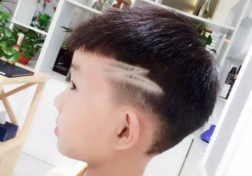 2019男童两边推掉的短发设计 侧边刻痕设计让小男孩更酷更有型_发型