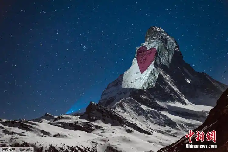 阿尔卑斯山脉现巨大条幅呼吁民众居家隔离