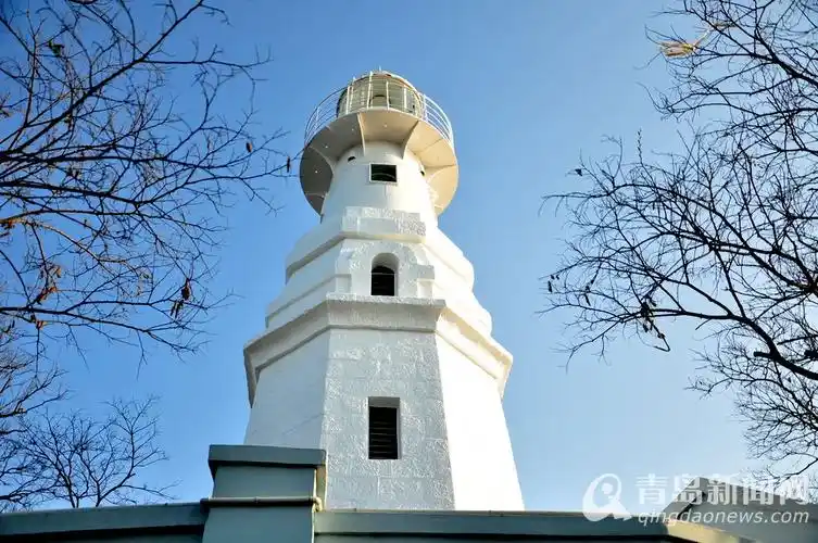 日前小青岛景区启动大规模修缮,标志景观百年灯塔的外立面进行了重新