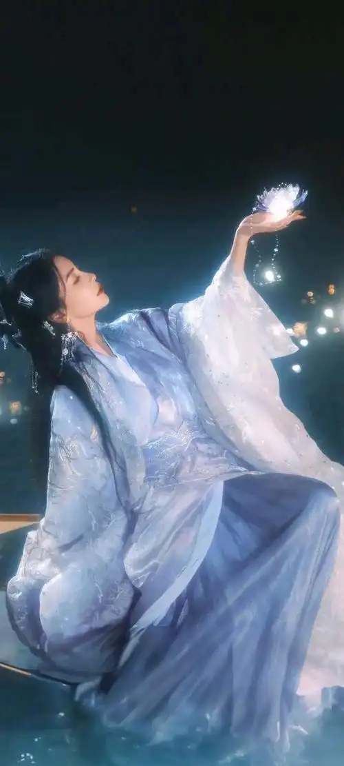 杨颖壁纸,这组古典造型透露着一股清冷高贵的气质,让人流连忘返