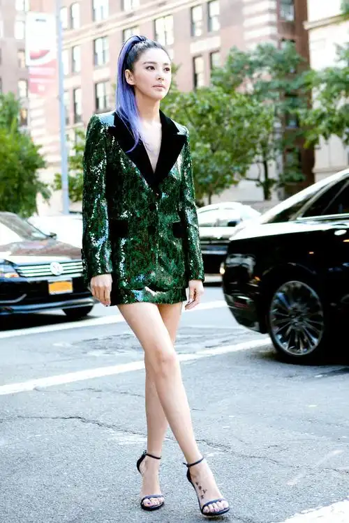 原创胡静真贵妇偏走女团风,西装裙大胆高开叉,还用"布条"勒出蛮腰