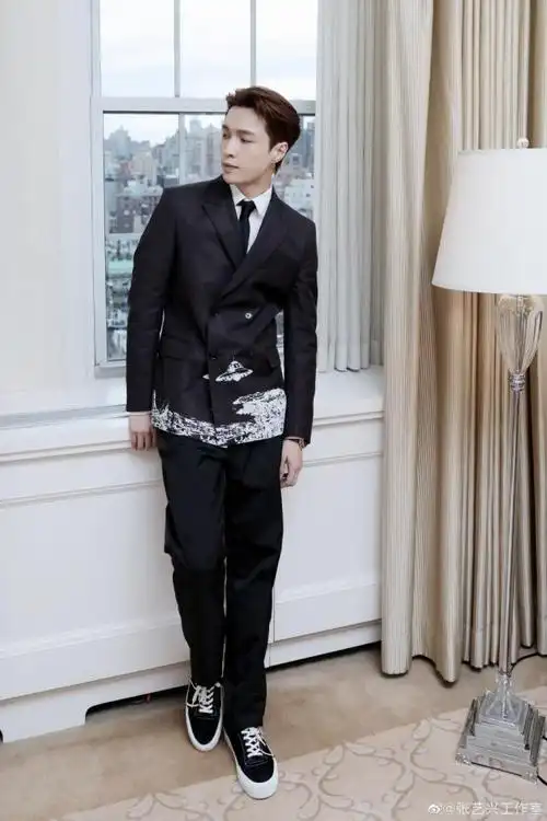 met ball红毯群星闪耀:李宇春造型大胆;张艺兴略显低调