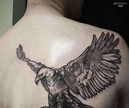 点线后背老鹰纹身图案