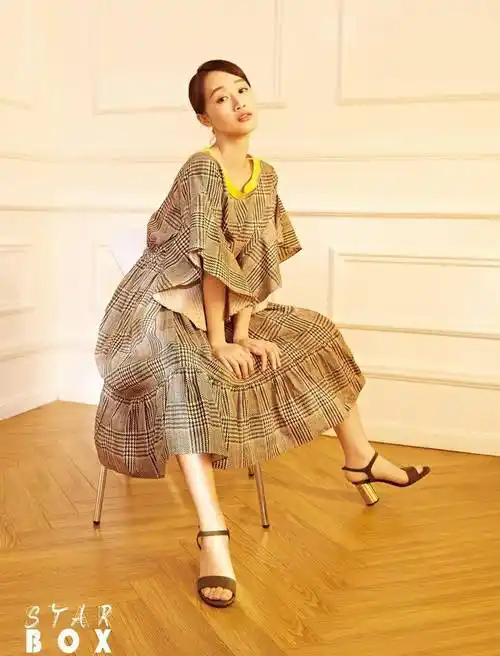 39码的大脚蓝盈莹,30岁的年龄这样穿高跟,时尚气质爆棚_姐姐_尖头