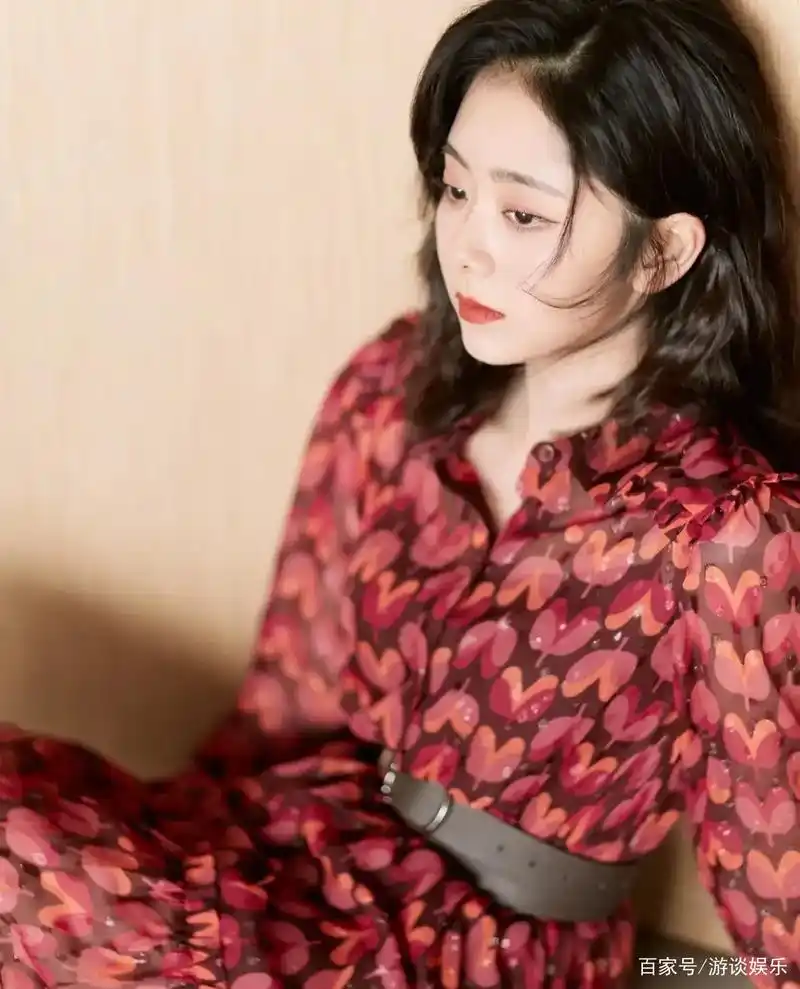 谭松韵身穿件红色印花连衣裙优雅迷人,时尚又洋气,女人味十足