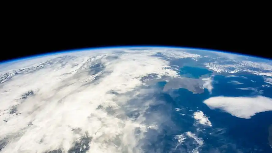 太空俯瞰地球5k动态壁纸 https://www.macz.com/desk/2178.html?