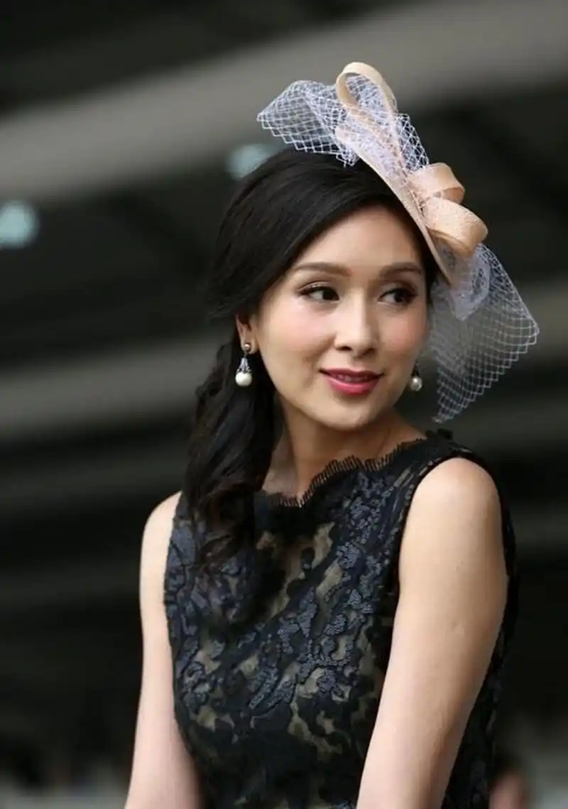 然而,在这些耀眼的光芒背后,我们也不得不承认,有些女明星的行为确实