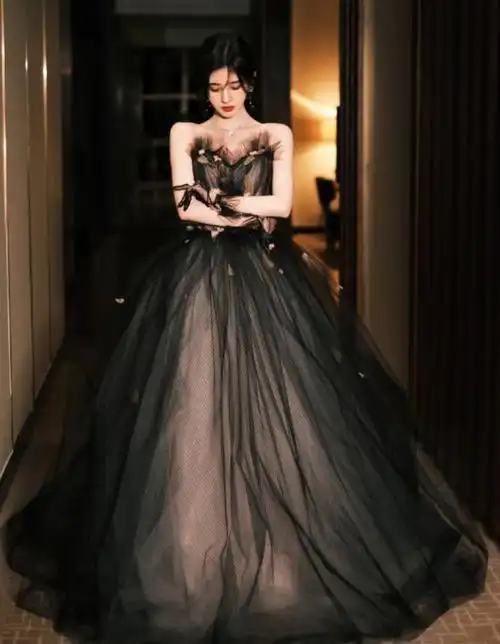 鞠婧祎穿黑纱裙惊艳红毯抹胸设计秀直角肩生图堪称自带精修