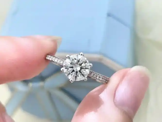 瑞福年新款克拉一克拉旋转木马钻戒天然钻石戒托