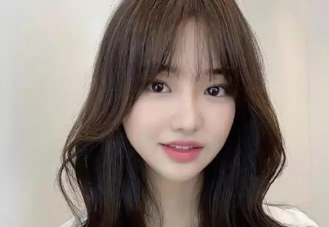 大部分颧骨比较高的女生都是很典型的菱形脸,这类脸型只要在两边有个