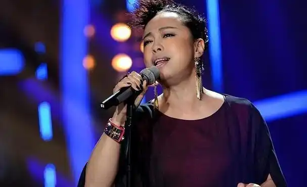 近日,娱乐圈一则消息引发热烈反响,知名歌手黄绮珊的三段婚姻再次宣告