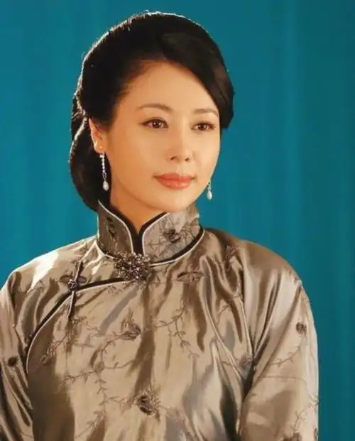 《承欢记》邓英:年轻时因美貌出圈,46岁婚姻无着落却越发优雅了