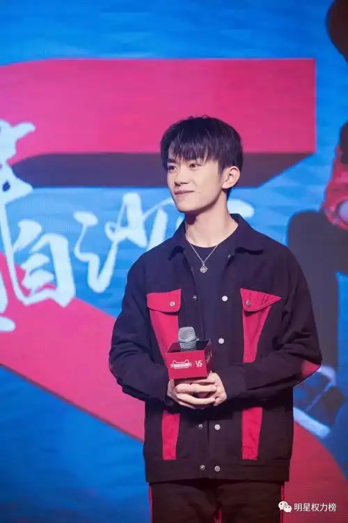 迪丽热巴丸子头俏皮灵动 易烊千玺活动造型休闲时尚 陈立农杂志大片