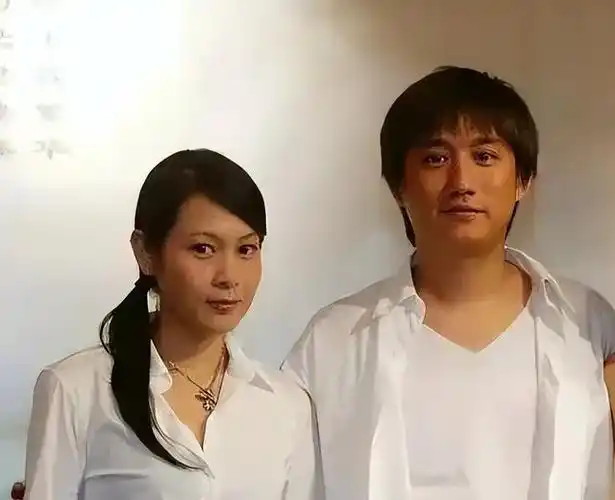 他就像是命中注定的那个人,自然而然地融入了情节之中.