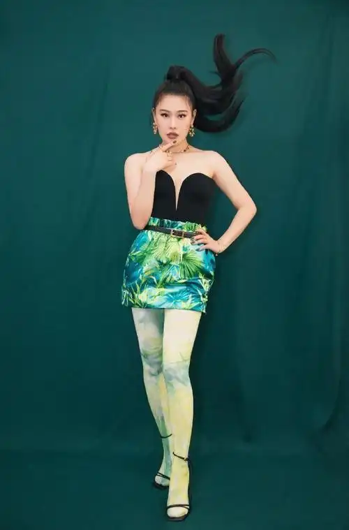 袁娅维唱歌是不错,但发型就不敢恭维了,完全是不在时尚范畴内!