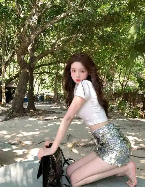 王思聪新女友官宣恋情,称喜欢他的幽默,前女友小羽直播发泄不满