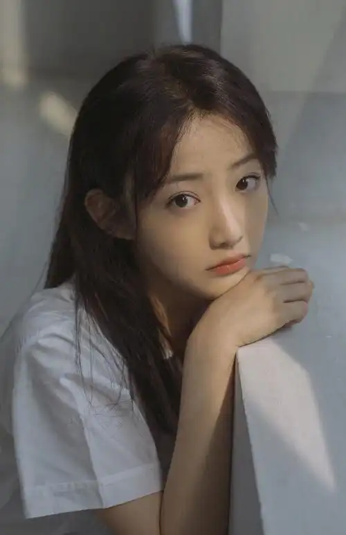 简介:吴佳怡清纯甜美写真图片,分享一组吴佳怡图片给大家,图中的明星