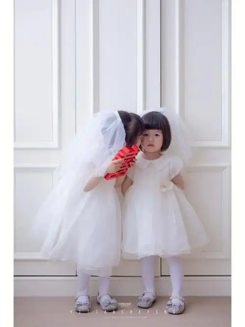 新娘的2个侄女婚礼上的儿童节