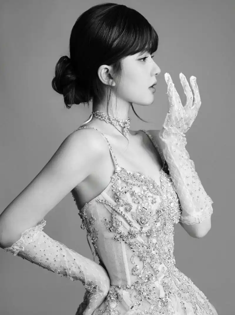 甜美可爱,水灵秀气的#赵露思# 身穿吊带公主裙,窈窕淑女,娇俏迷人.