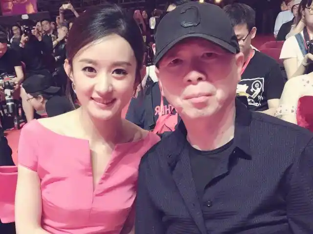 赵丽颖和冯小刚的合照,毕竟两个人是有过合作的,自然是要礼貌性的微笑