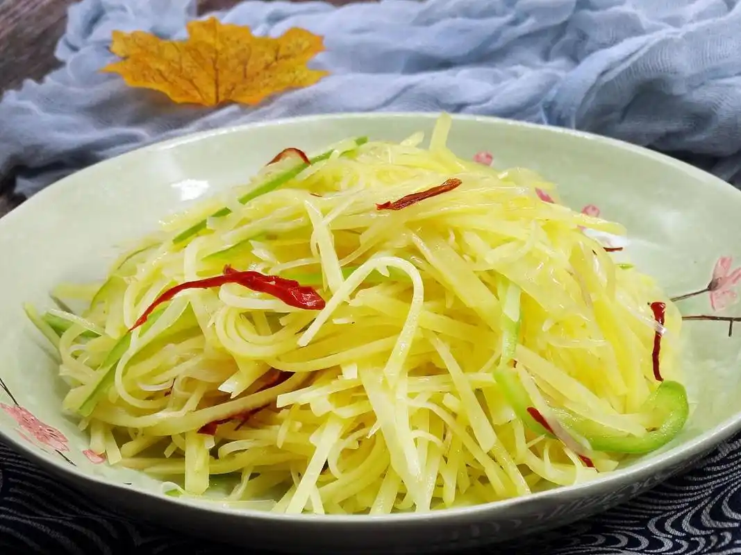 尖椒土豆丝的做法 尖椒土豆丝是一道美味可口的家常菜.