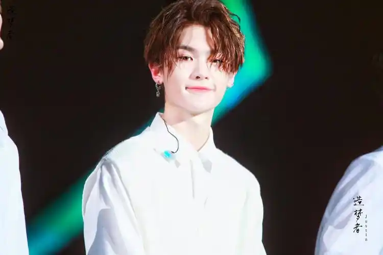 关注   黄明昊 壁纸 锁屏 爱豆 评论 收藏