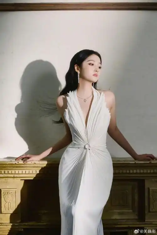 关晓彤礼服借自收藏馆##关晓彤再次上身古董礼服##微博电影之夜