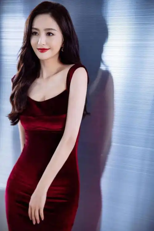 佟丽娅红丝绒礼裙造型瑰丽典雅 肌肤白嫩笑容明媚