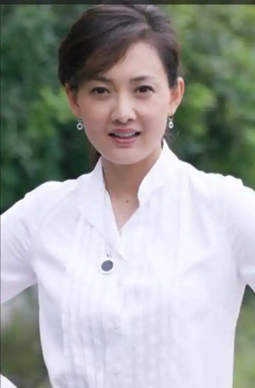 牛莉就像一个"不老妖精", 当看到她的生活照, 网友 郭冬临眼光真毒