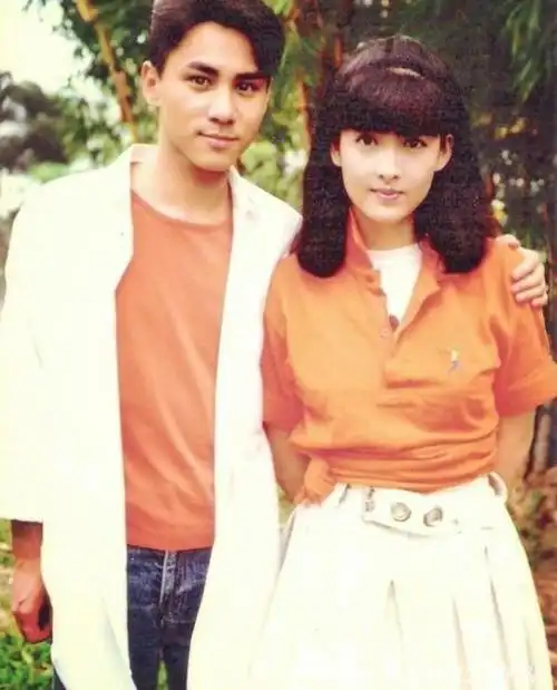 老照片:1987年周慧敏与黄凯芹合影