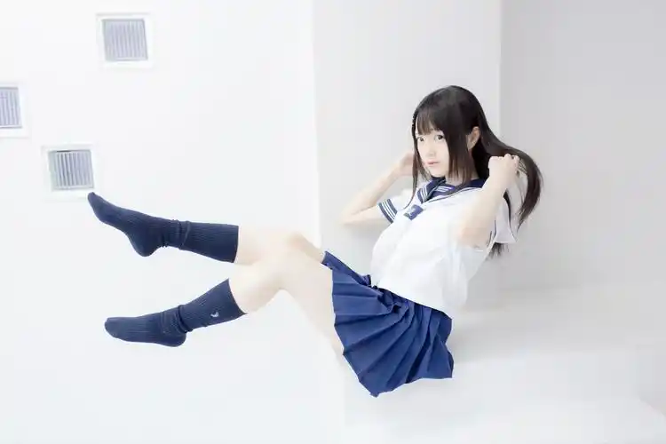 美女图片:清纯校园美少女,短裙校服日系写真