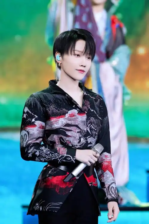 刘雨昕新国风造型出镜雅致的艺术印花硬朗的皮革腰封