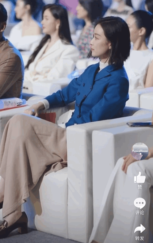 倪妮为新剧剪短发蓝西装配五分裤比例惊人一刀切短发干练知性