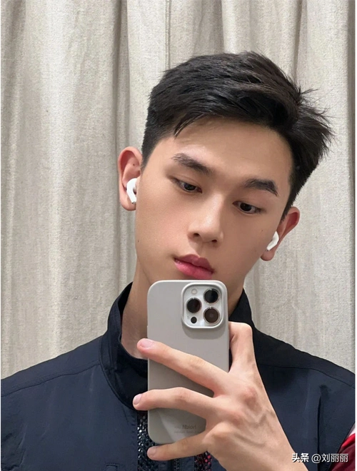 对于头型比较标准,自身又喜欢那种简单一点的发型的男士,选择这种超短