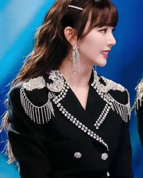 虞书欣钻到孔雪儿怀里撒娇,谁注意到孔雪儿什么反应,表情真的太现实