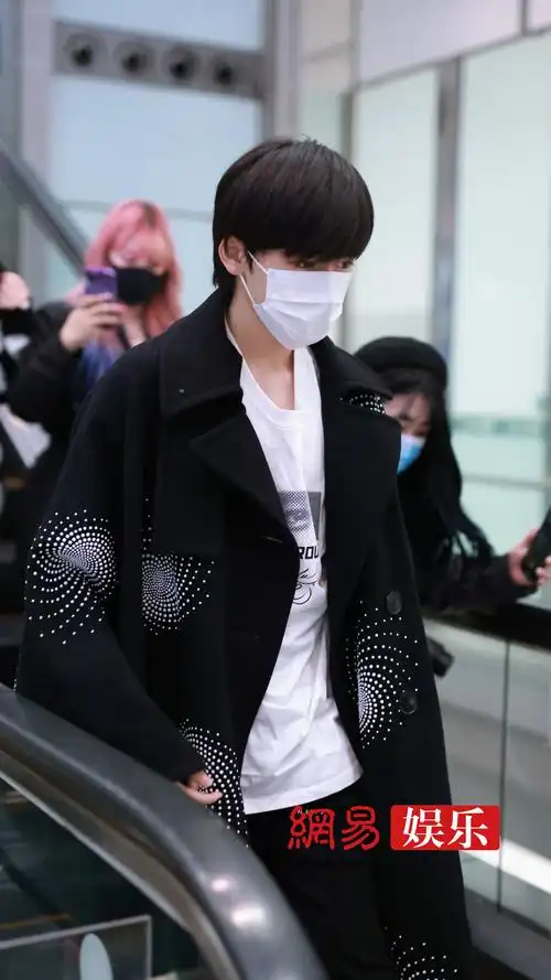 宋亚轩身穿黑色旋纹风衣现身机场清爽帅气