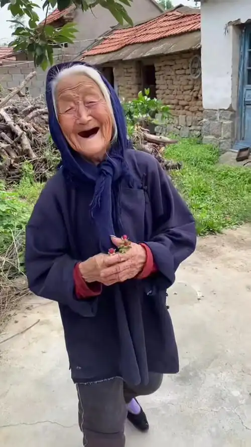 102岁的小脚奶奶,百年岁月悠悠历史的见证者,依然身板硬朗,笑颜如花