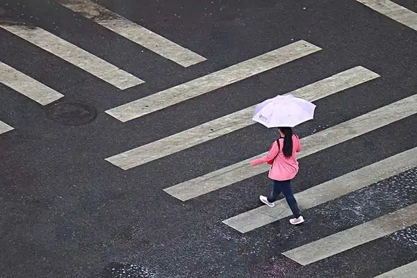 雨中行人图片_图片大全