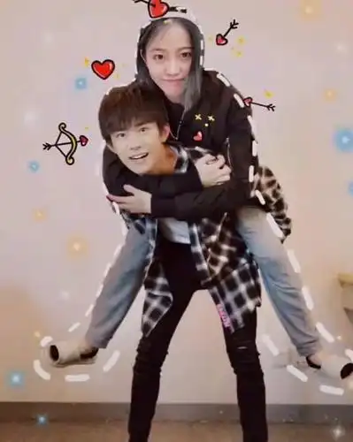 易烊千玺居然有"女朋友"了,看了他们的亲密合照,网友不谈定了