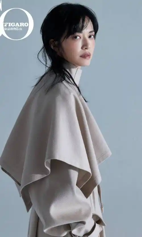 让人印象最深刻的一张照片就是封面这张,姚晨坐在地上,穿着塑料感极强