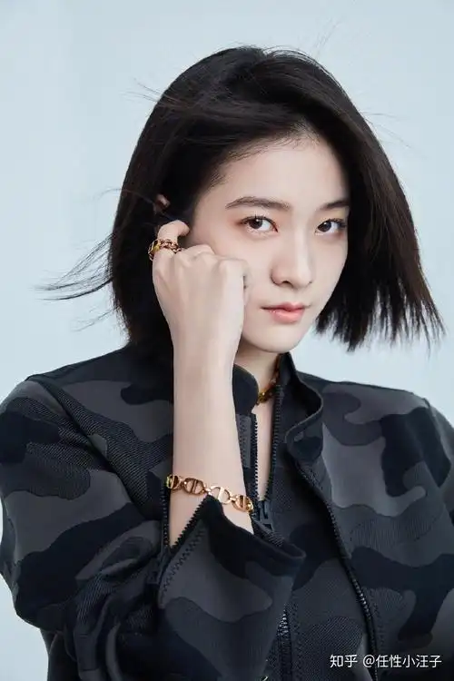 身穿格纹连衣裙搭配俏皮麻花辫张雪迎的初秋大片少女感十足