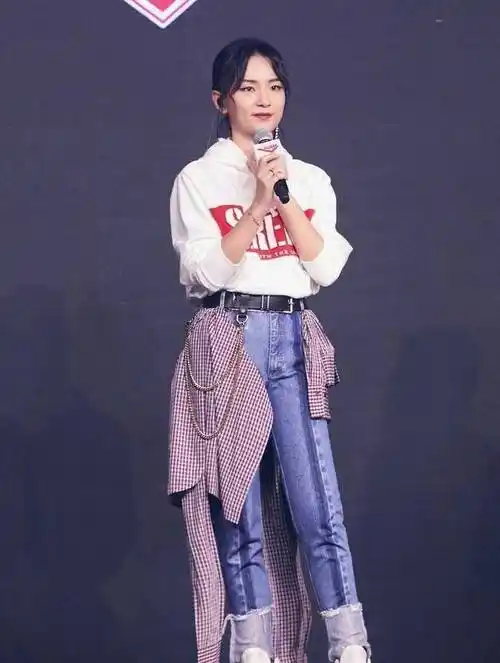 34岁周笔畅更精致了,罕见穿白色西装配大浓妆,造型霸气攻气十足_黑色