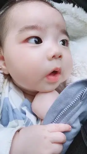 漂亮头型是前三个月睡出来的,知道的太晚了,宝宝已经四个月了,不知道