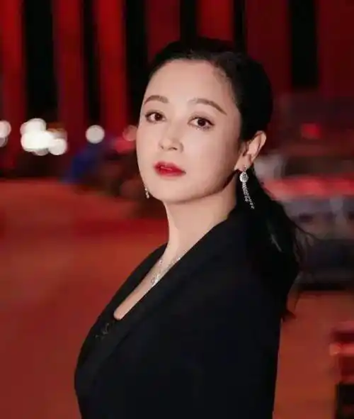 曾被誉"大陆第一美人"的她,到底有多美?能让陈凯歌都一见钟情_陈红_演