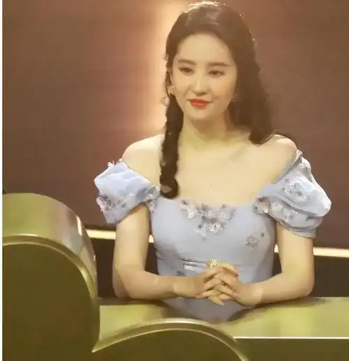 回顾刘亦菲戴千万珠宝出席活动生图曝光被网友吐槽确实是胖了