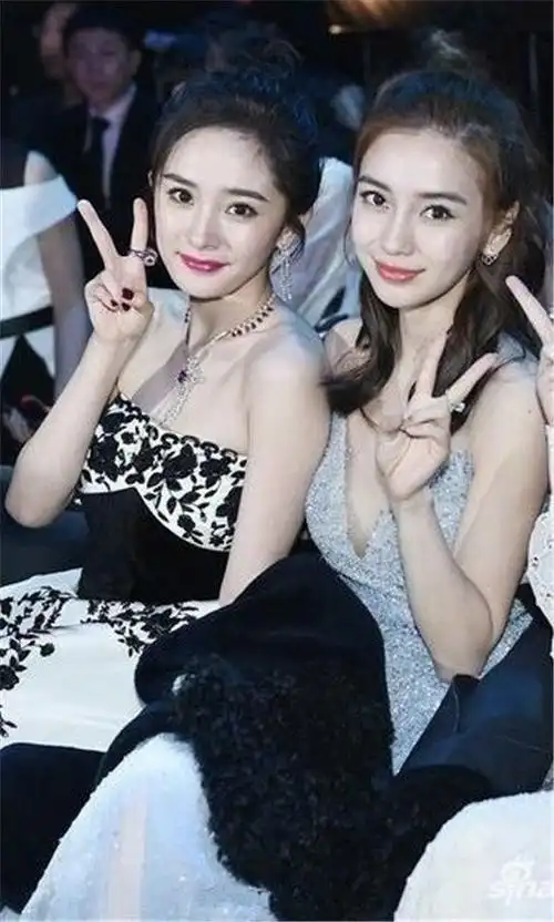 杨幂与杨颖合影为啥总会有这位男士在中间?庆生也不例外?