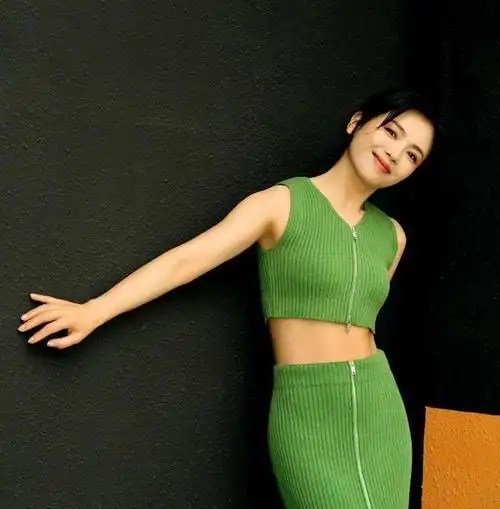 刘涛拍3套写真庆祝45岁生日,脸蛋饱满身材超棒-大江头条